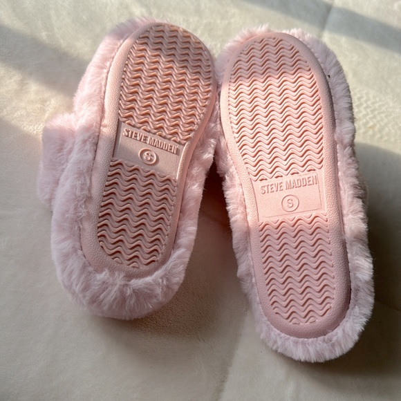 Fuzzy Steve Madden slippers - Picture 4 of 5